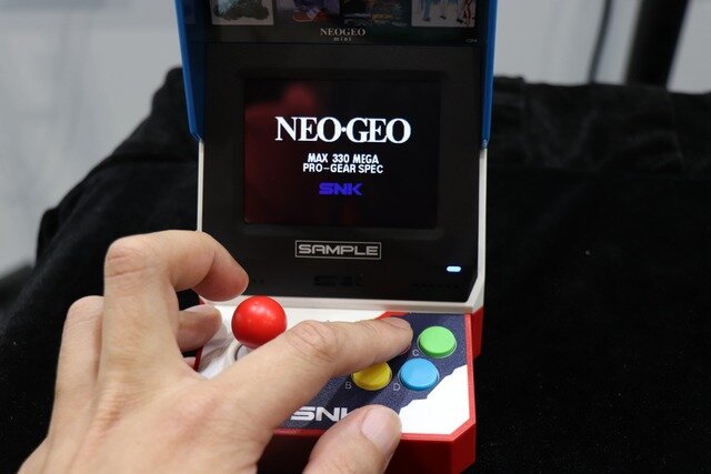 会場で「NEOGEO mini」を発見！気になるサイズや操作性をチェック【E3 2018】