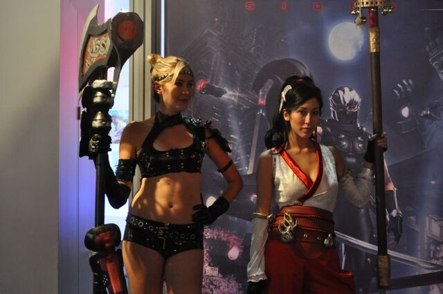 【E3 2009】E3会場で見つけた美女と野獣(?)