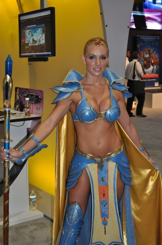 【E3 2009】E3会場で見つけた美女と野獣(?)