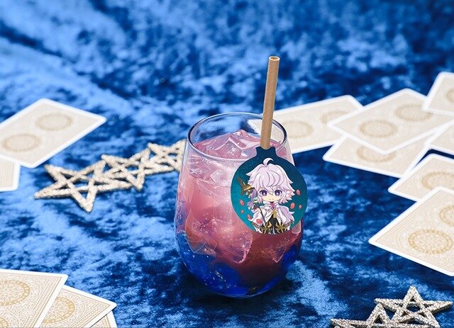 「Fate/Grand Order -絶対魔獣戦線バビロニア- Limited Cafe」ICE DRINK 790 円 （マーリン） （C）TYPE-MOON / FGO7 ANIME PROJECT